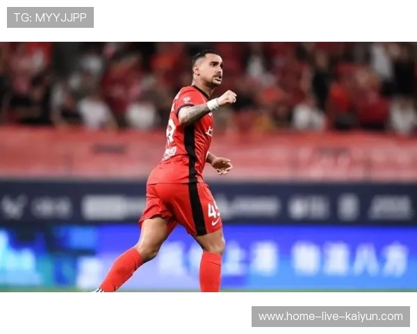 上海海港莱昂纳多边路突破创造威胁：从场上技艺到生活灵感